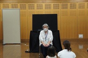 画像：おはなしを語っている写真です。