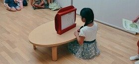 紙芝居を披露する一日図書館員の画像