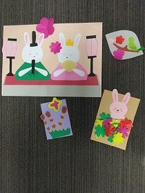 画像：ウサギが2匹お内裏様のように座っています。