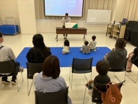 画像：さわる絵本「どんどこももんちゃん」の読み聞かせの様子