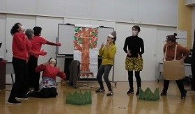 写真2：児童劇「さるかに合戦」おかあさんカニのかたきうちにいく相談をするカニの子たち