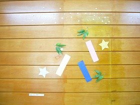 画像：折り紙などで作った、星と短冊の装飾。