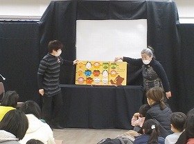 画像：大型絵本『おめんです』の読み聞かせの様子。