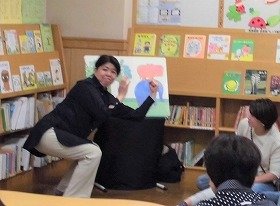 画像：大型絵本「ぞうくんのさんぽ」の読み聞かせ