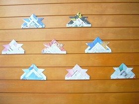 画像：新聞紙で作った兜の装飾。