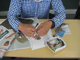 画像：カード作成中の様子。