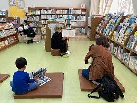 画像：読み聞かせの様子。
