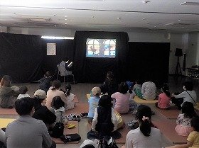 画像：影絵「ブレーメンの音楽隊」に釘付けの参加者たち。