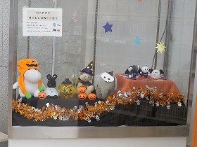 ぬいぐるみたちのハロウィンパーティの様子の画像