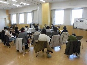 写真1：講師と参加者が音読している様子