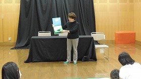 絵本の読み聞かせをしている写真。