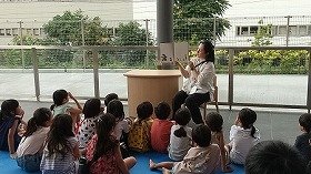 画像：絵本「どこいったん」の読み聞かせの様子