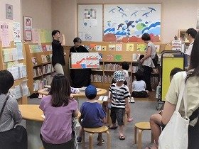 画像：「へびくんのおさんぽ」の読み聞かせの様子。