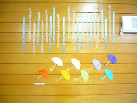 画像：折り紙やビニール紐で作った、雨と傘の装飾。