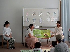 画像：英語のえほんの読み聞かせの様子。