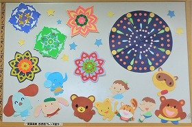 画像：打ち上げ花火、空を見上げる動物たち、8月の壁面飾りです。