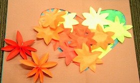 写真：紙で作ったたくさんのもみじが、紅く色づいています。