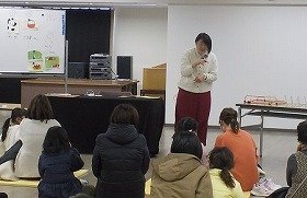 画像：『りんごりらっぱ』でしりとりを手話で表現している様子。