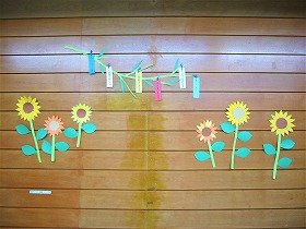 写真1：ひまわりと七夕の短冊の装飾
