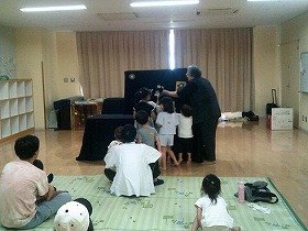 画像2：パネルシアターに参加する子供たち