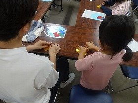 写真1：おりがみを折っている様子