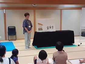 写真パネルシアター「ねずみのよめいり」をしているところ。