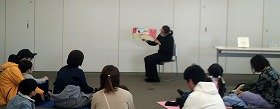 写真2：絵本「ゆきのひ」の読み聞かせをしている様子