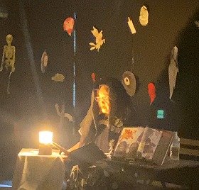 画像1：演者が怖い話を朗読している様子。