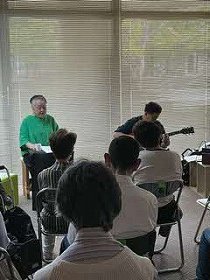 写真：朗読とギターの演奏の様子