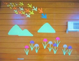 画像：（1）鳥たちが山の向こうから飛んでくる装飾