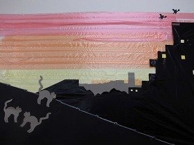 写真2：夕ぐれ。屋根にネコ。遠くに魔女たち。