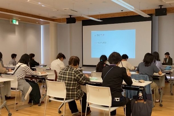 写真2：「婦人科検診のススメ」の講座で参加者が講師の話を聞いている様子