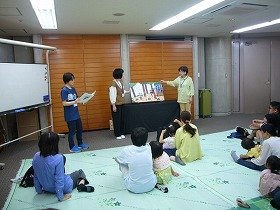写真2：吹田朗読パフォーマーの会さんの読み聞かせの様子