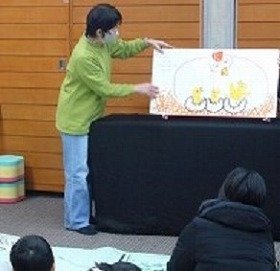 大型絵本の読み聞かせの様子の画像