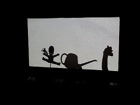 写真4：投影体験を楽しむ子供たちの様子