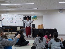 写真1：絵本『あさになったのでまどをあけますよ』の読み聞かせの様子