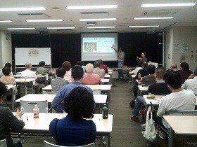 写真：講演する黒田先生と聞き入る参加者の様子