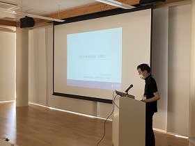 写真「健康と医療のお仕事」で先生がスライドを使って説明しているところ。