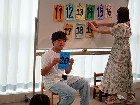 画像3：英語の絵本の読み聞かせの様子。