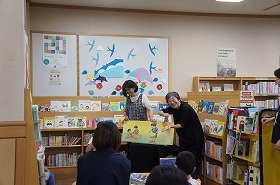 写真『せんたくかあちゃん』の読み聞かせの様子。