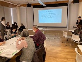 健康医療情報講座「「人生会議」をやってみよう！」で講師の説明を聞きながら「もしバナゲーム」をやっている参加者の画像