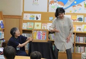 写真：『こねこの七夕まつり』の読み聞かせの様子。