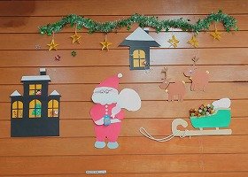 スマホを使うサンタとトナカイの装飾の画像