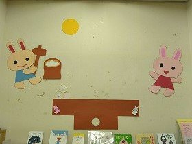 写真開始時の、おもちをつくうさぎの壁面装飾