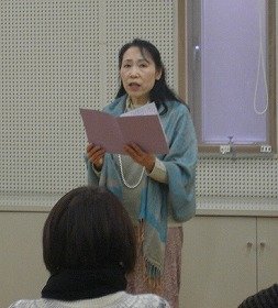 写真2：「鏡の乙女」を朗読する演者