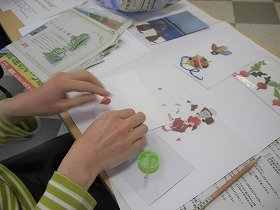 参加者が作品を作っている様子の画像