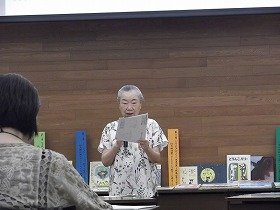 写真：絵本について話す講師の正置友子さん。