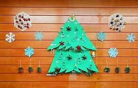 雪の結晶とクリスマスツリーの装飾の画像