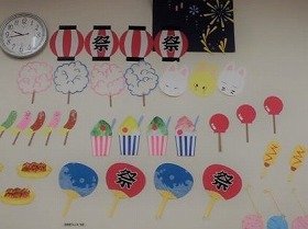 写真1：花火、わたあめ、かき氷、りんご飴と屋台の食べ物がいっぱい