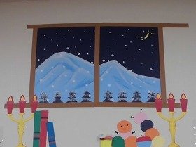窓の外は、夜の雪景色の画像